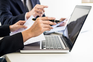 證券交易員的多屏時代 數據、圖形與金融貿易的交響曲